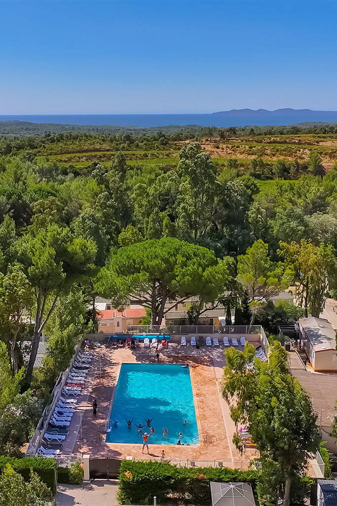 camping avec piscine a la londe les maures