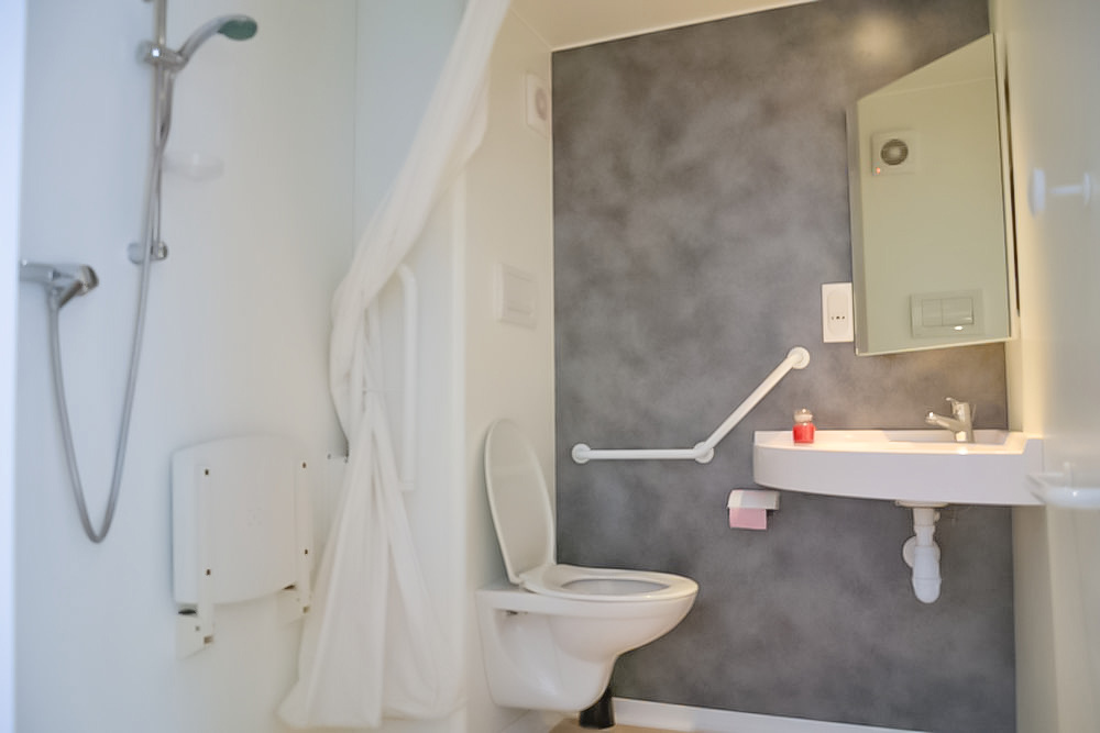 salle de bain hebergement pmr