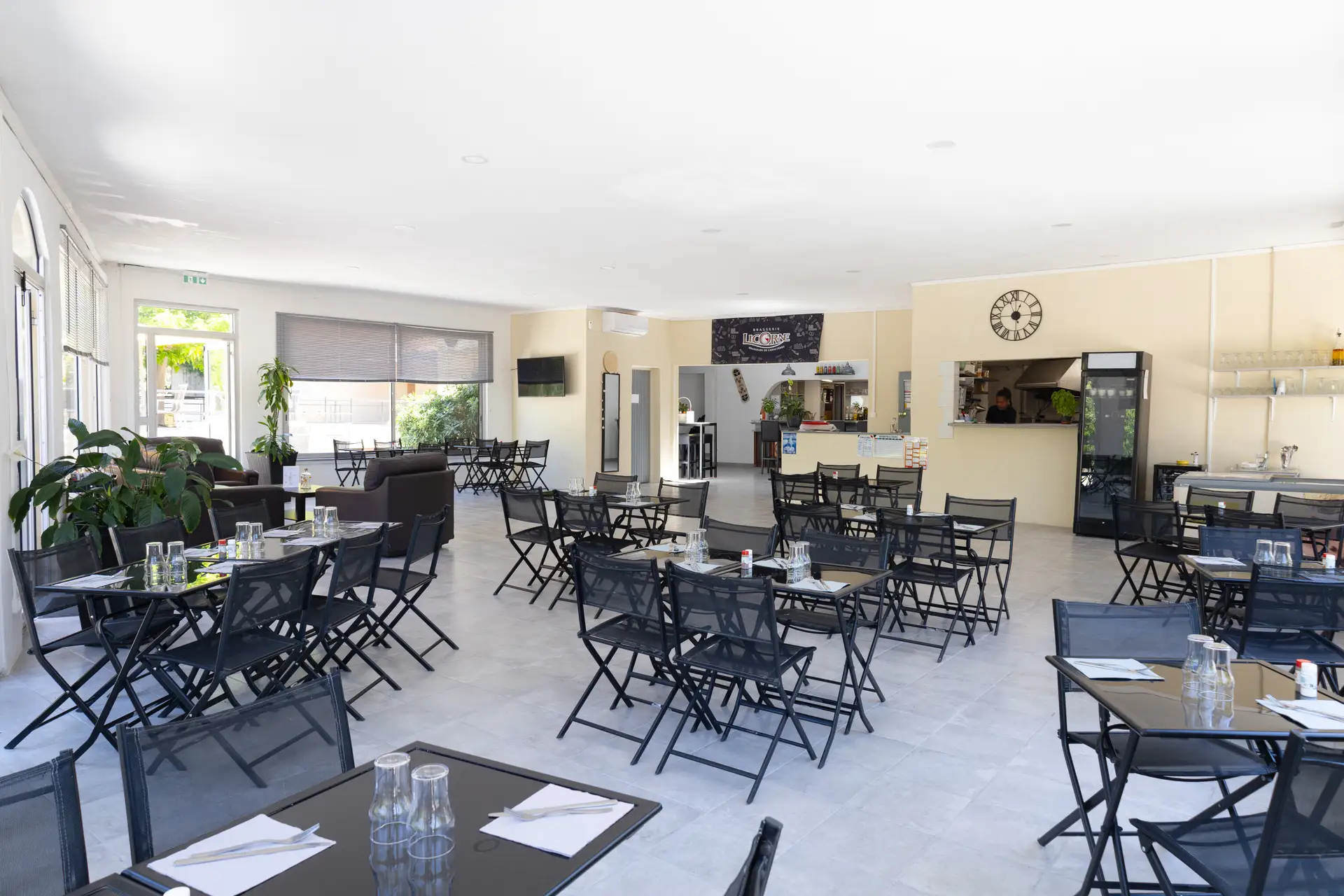 bar restaurant 3